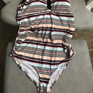 Jessica Simpson maternity bathing suit size medium